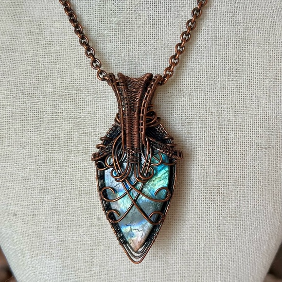 Stunning Labradorite and Copper Weave Pendant - Picture 5 of 5